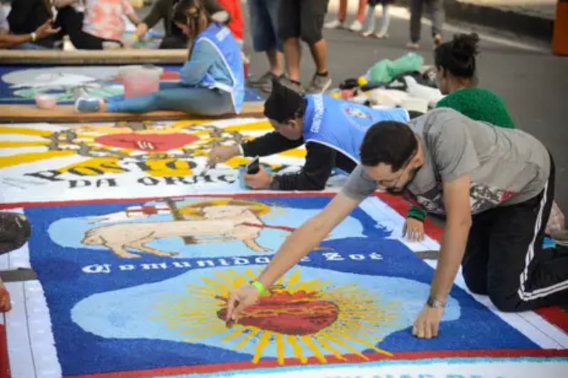  Fiéis confeccionam os tradicionais tapetes de Corpus Christi no centro do Rio. Foto:  Tomaz Silva/Agência Brasil