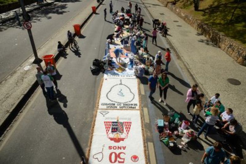 Fiéis confeccionam os tradicionais tapetes de Corpus Christi no centro do Rio. Tradição trazida para o Brasil pelos portugueses. Foto: Silva/Agência Brasil