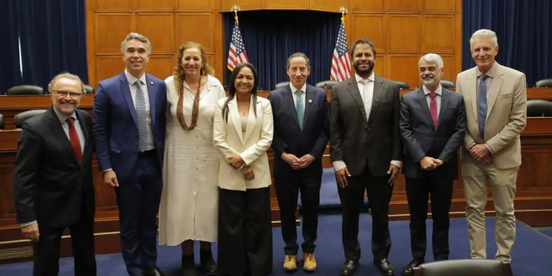 Congressistas dos EUA e Brasil articulam frente contra extrema-direita