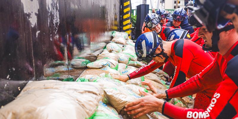 Bombeiros de Porto Alegre, com a ajuda do Exército, trabalham para reforçar as comportas do Cais Mauá. Foto: Giulian Serafim - PMPA - fotospublicas.com