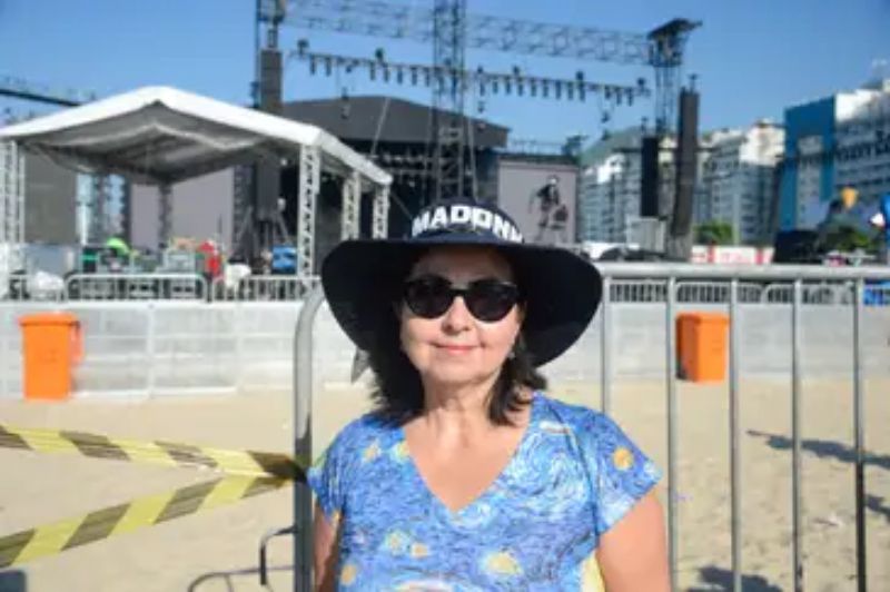 A turista argentina Glória González em frente ao palco enquanto aguarda para show da Madonna. Foto: Tomaz Silva/Agência Brasil