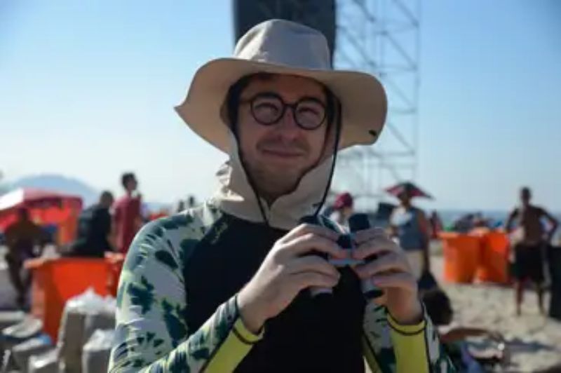 O turista George Oliveira em frente ao palco enquanto aguarda para show da Madonna, que está programado para a noite de hoje (04). Foto: Tomaz Silva/Agência Brasil