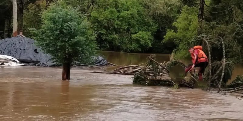 Santa Catarina segue com chuva e previsão de enchente e ventos fortes