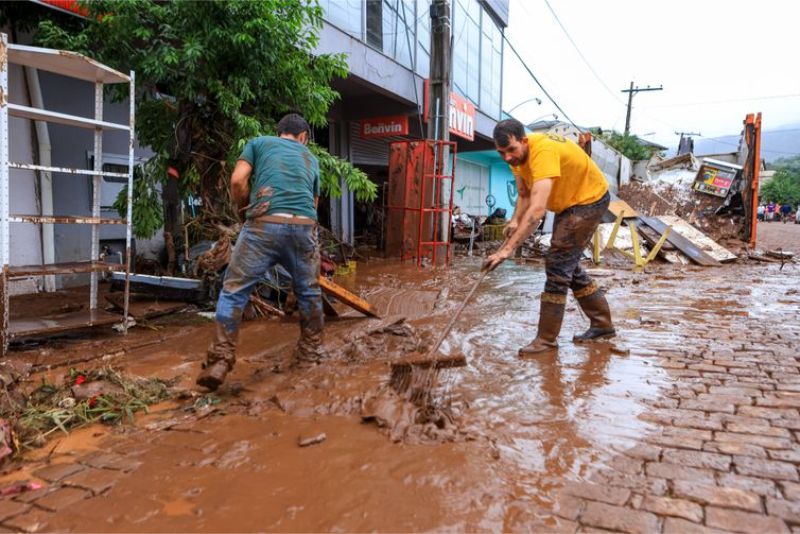 Na região de Sinumbu, chuvas inundaram ruas. Lama ficou acumulada.  Foto -  Gustavo Mansur/Palácio Piratini