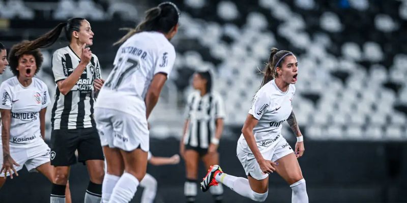 Corinthians bate Botafogo e mantém liderança do Brasileiro Feminino