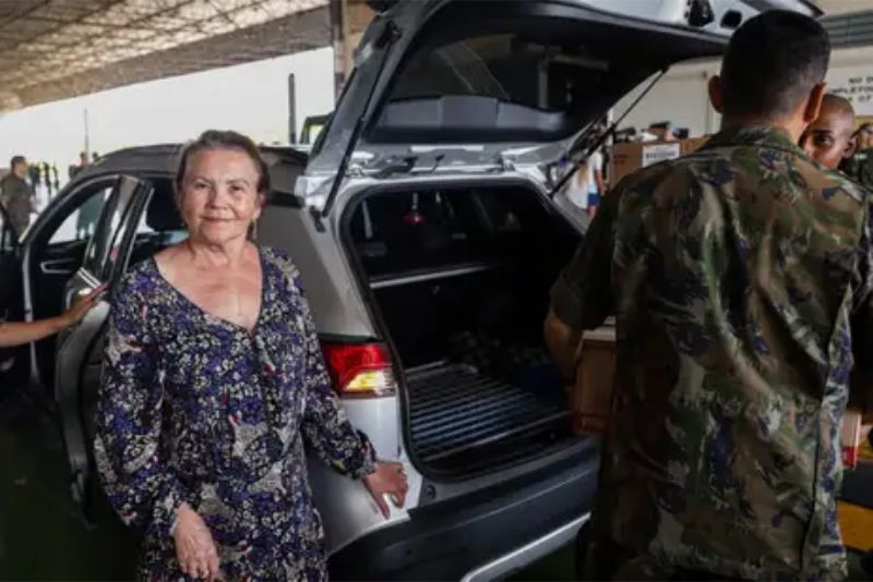 Graça Rosa doou mantimentos na Base aérea de Brasília. Foto: Joédson Alves/Agência Brasil