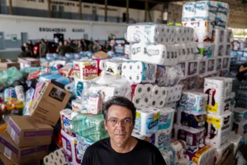 Rafael Badra levou itens de higiene pessoal para os atingidos pelas chuvas no Rio Grande do Sul. Foto: Joédson Alves/Agência Brasil