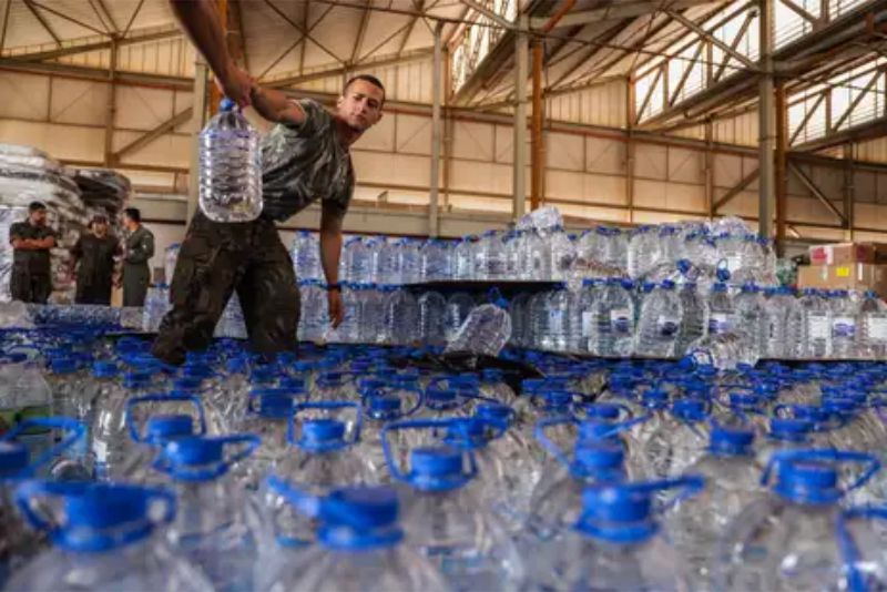 População colabora também com água potável. Foto: Joédson Alves/Agência Brasil