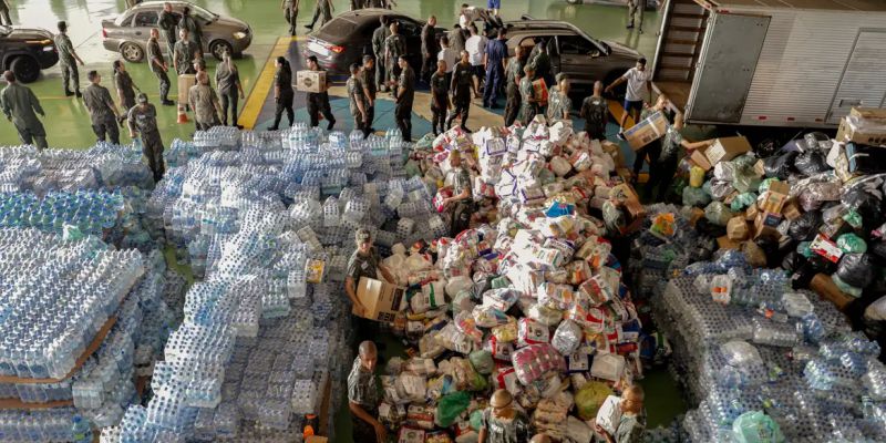 Brasilienses fazem fila para doações a vítimas das enchentes no RS