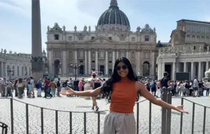 Adolescentes brasileiras levam ao papa demandas da juventude - Maria Helena. Na frente do Vaticano. Foto: Clara Garcias