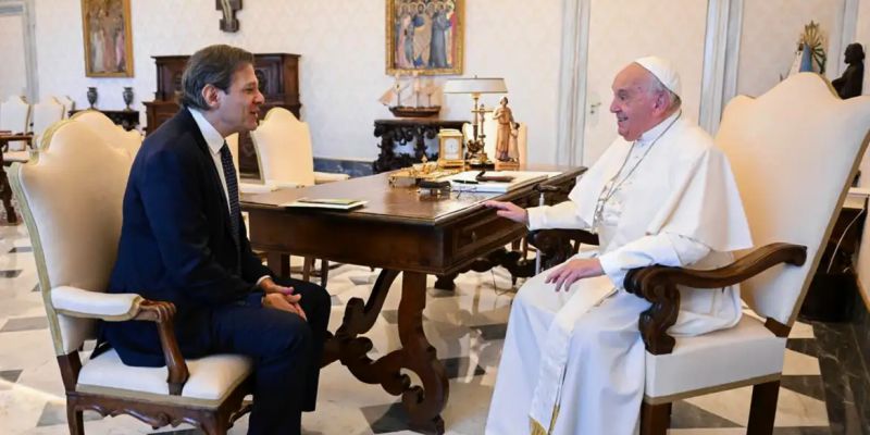 Haddad presenteia papa Francisco com cuia de chimarrão