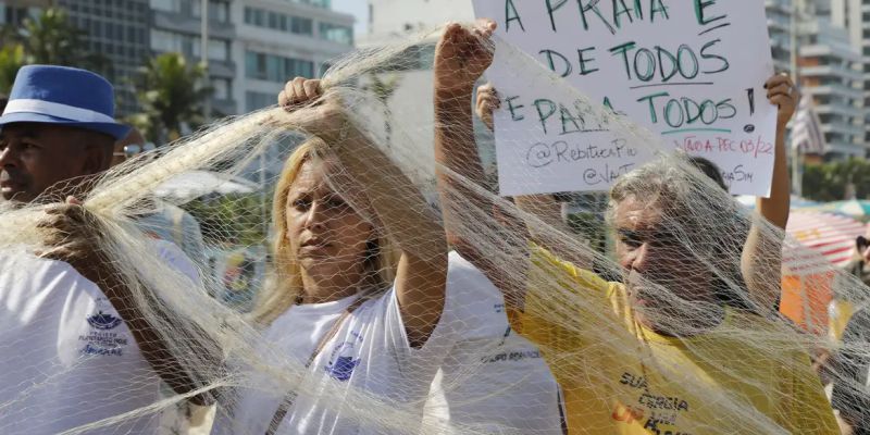 Manifestantes protestam contra PEC das Praias na orla do Rio