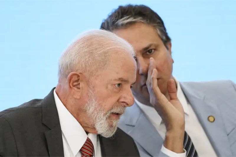 Presidente Luiz Inácio Lula da Silva e o ministro da Educação, Camilo Santana, durante reunião com reitores - Marcelo Camargo/Agência Brasil