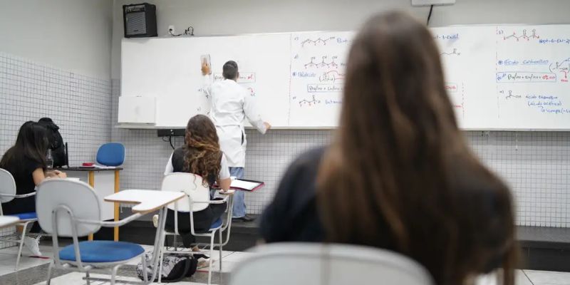 Relatório amplia formação básica do ensino médio para 2,2 mil horas