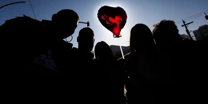 Presas reencontram famílias em saidinha entre sorrisos e lágrimas