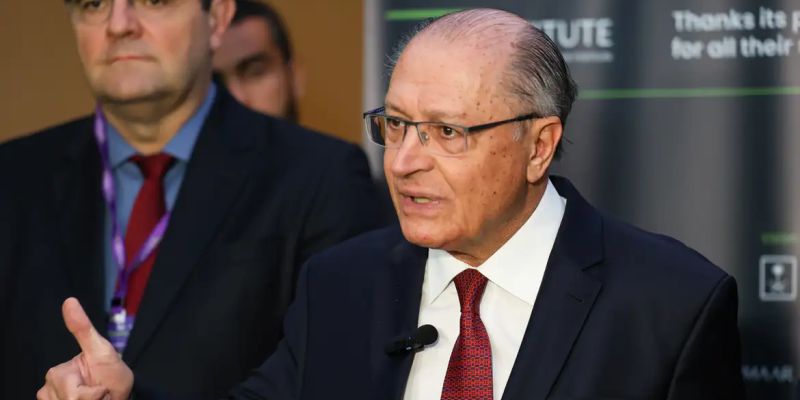 Alckmin diz que governo tem “absoluta confiança” de que dólar vai cair