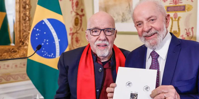 Lula lança selo dos Correios em celebração a obra de Paulo Coelho