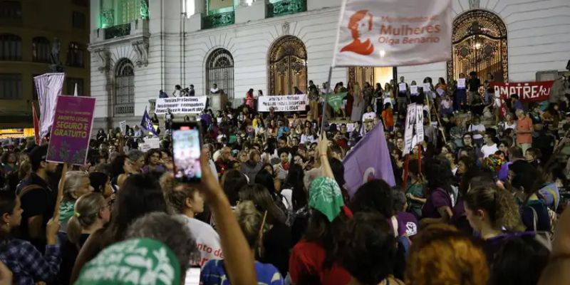 Rio de Janeiro (RJ) – Protesto contra o PL 1904/24 reuniu mulheres na Cinelândia. Foto: Fernando Frazão/Agência Brasil