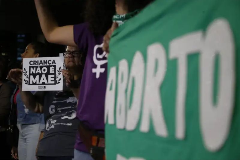 São Paulo (SP) - Manifestantes dizem que projeto coloca em risco crianças e adolescentes. Foto: Paulo Pinto/Agência Brasil