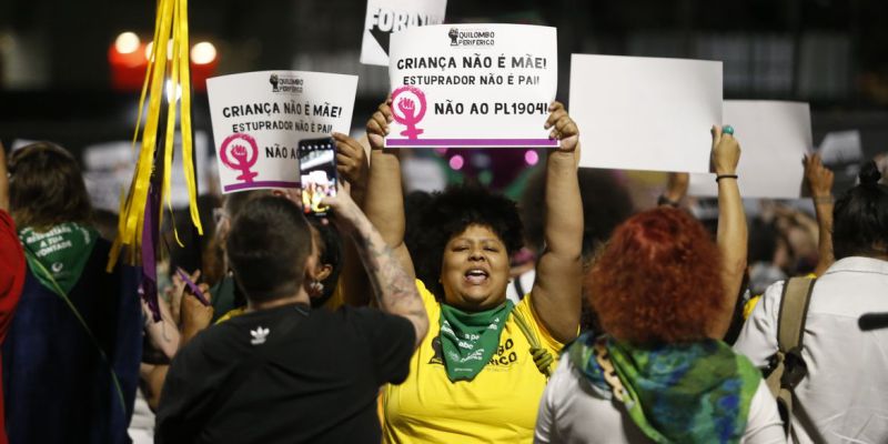 Manifestantes vão às ruas contra PL que equipara aborto a homicídio