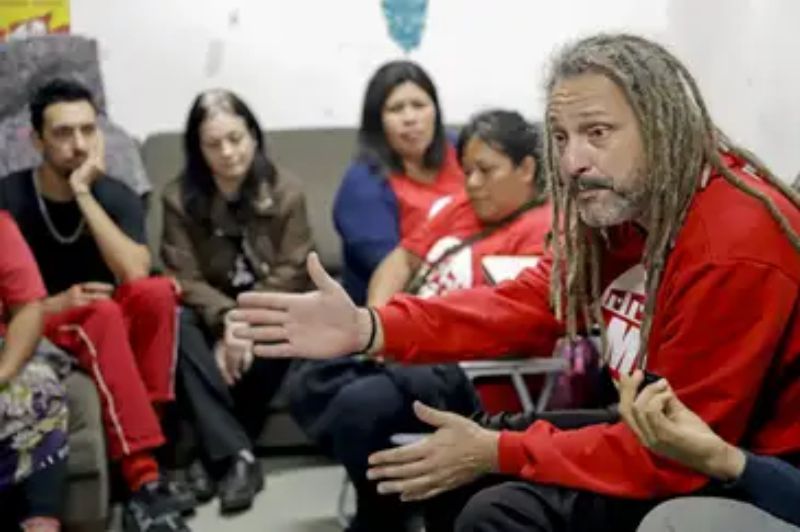 Luciano Schafer durante conversa com integrantes do Movimento de Luta nos Bairros, Vilas e Favelas. Foto: Bruno Peres/Agência Brasil