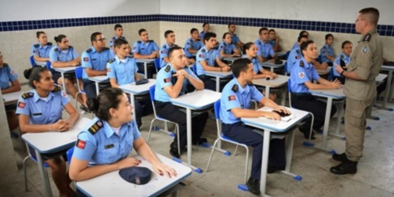 Escolas militares podem pagar mais a policiais do que a professores