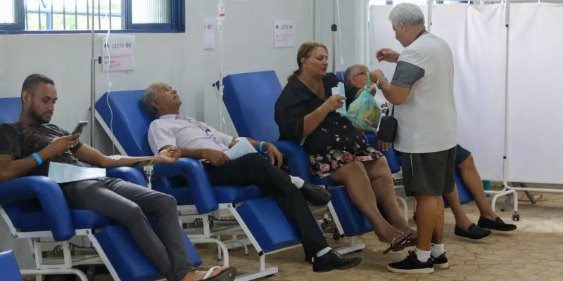 Entenda a diferença dos sintomas de dengue e de covid-19