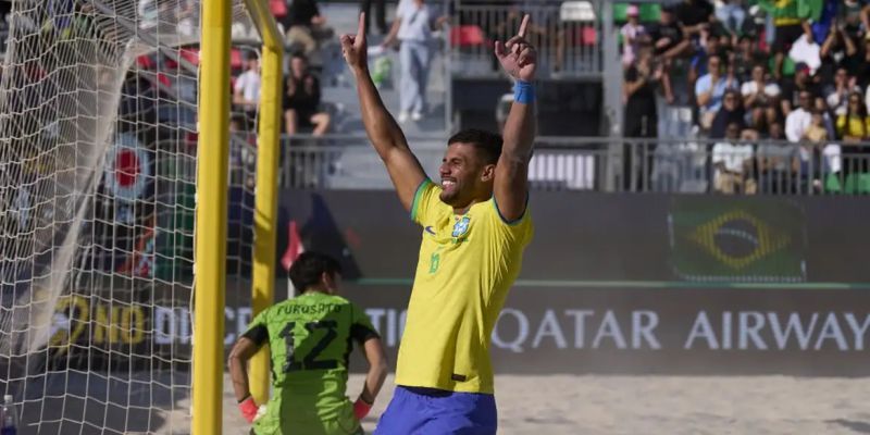 Mundial de Beach Soccer: Brasil goleia Japão para alcançar semifinal